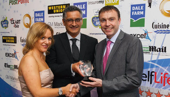 Pearl Clarke, managing director, PostPoint and David Vaz, circulation manager, Irish Daily Mail, presents the National Manager of the Year Award to Paddy O’Neill, of Superquinn, Knocklyon, at the ShelfLife GRAM Awards 2012