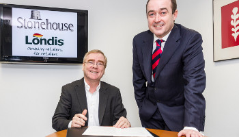 Tom Shipsey, CEO of Stonehouse and Stephen O'Riordan, CEO of ADM Londis at the signing of the strategic agreement between both companies