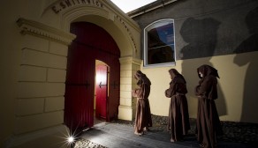 Ireland’s newest visitor attraction, Smithwick’s Experience Kilkenny, was officially launched on 28 August 2014. Three Franciscan monks, played by actors Patrick Moylan, Jason Reilly and Thomas Doran, took a step back in time to 1231 to commemorate the medieval origins of brewing on the site of the Abbey of St. Francis