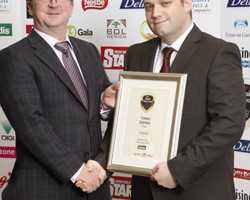 Joe O’Connor, ADM Londis, presents the award for Best New C-Store Product Launch 2010 to Shane O’Sullivan, Mars Ireland, for its winning product, Galaxy Bubbles