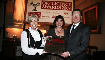 Gibney’s of Malahide, Off-Licence of the Year. Siobhan Gibney and Ann Moran with Jim McCabe