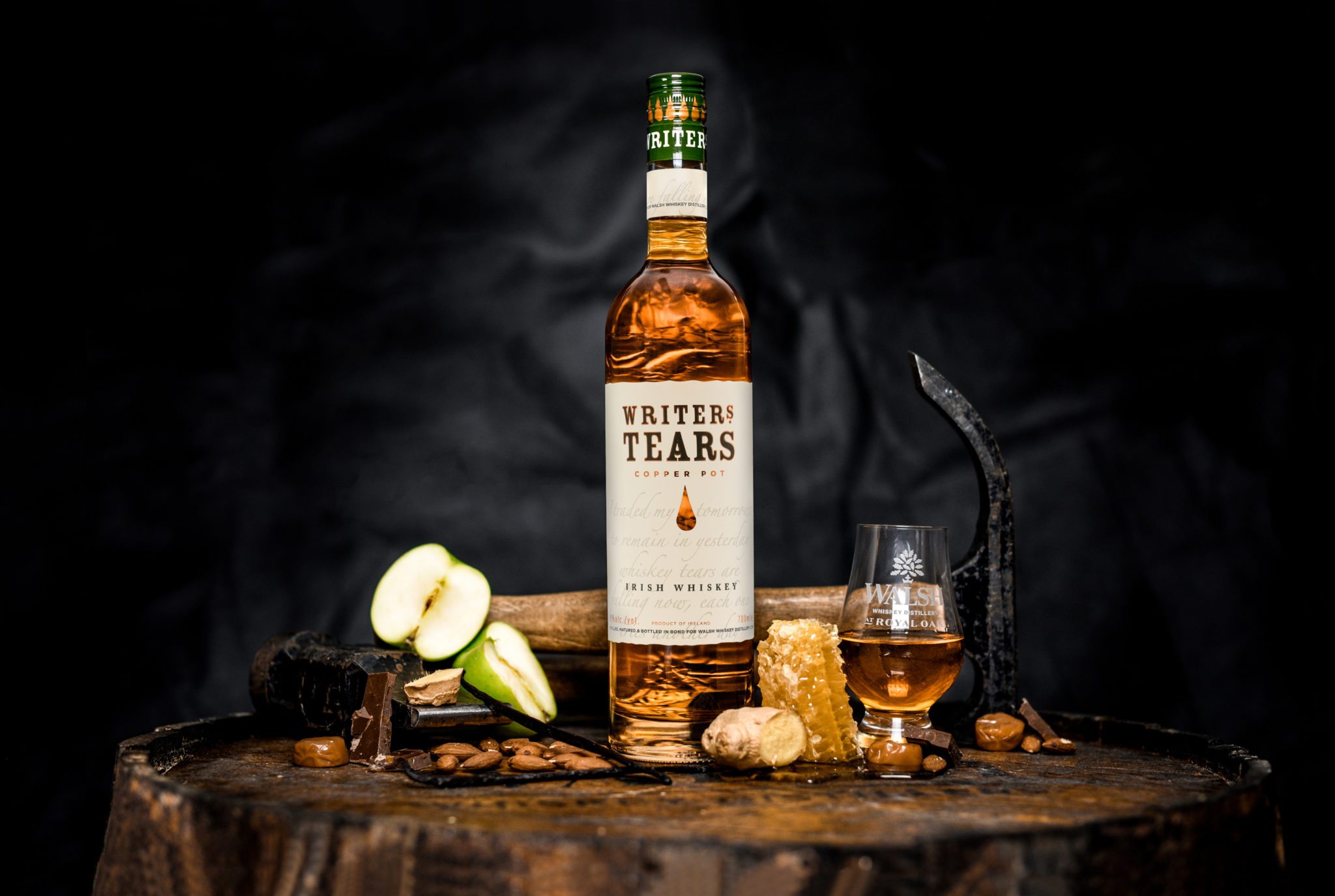 Виски writers. Райтер Тирс. Writers tears Copper Pot Irish Whiskey. Слезы писателя виски. Writers tears с бокалами.