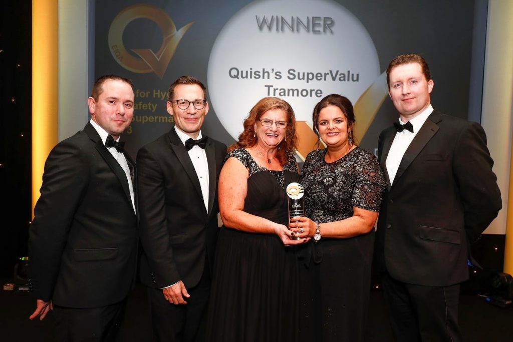 Irene Collins Managing Director of EIQA pictured with Ian Mulvaney, Shelflife Magazine with Q award winners Cormac Quish, Tracey Donoghue and Aidan Bourke from Quish's SuperValu Tullamore